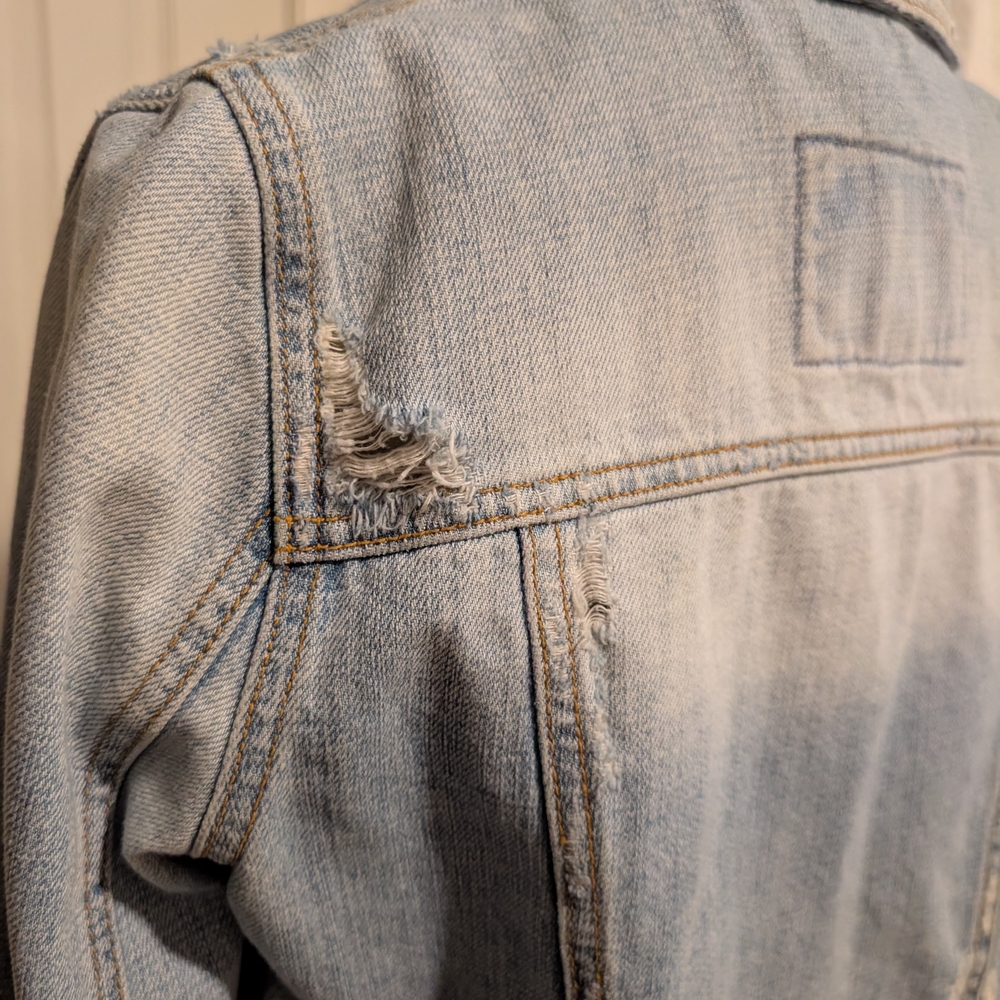 🧥 Hollister Lightwash Distressed Denim Trucker Jacket (like new) Sustainable - Picture 10 of 12